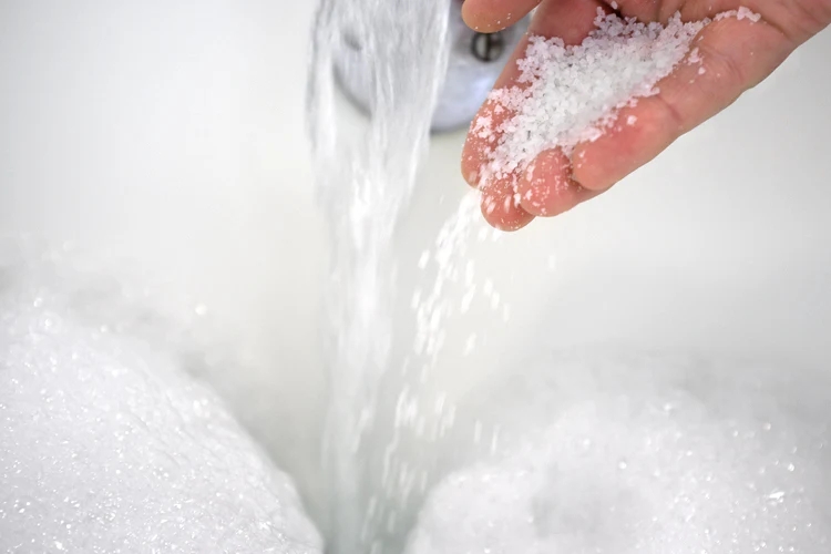 The Benefits of Magnesium Sulfate and Magnesium Chloride in Bath Salts